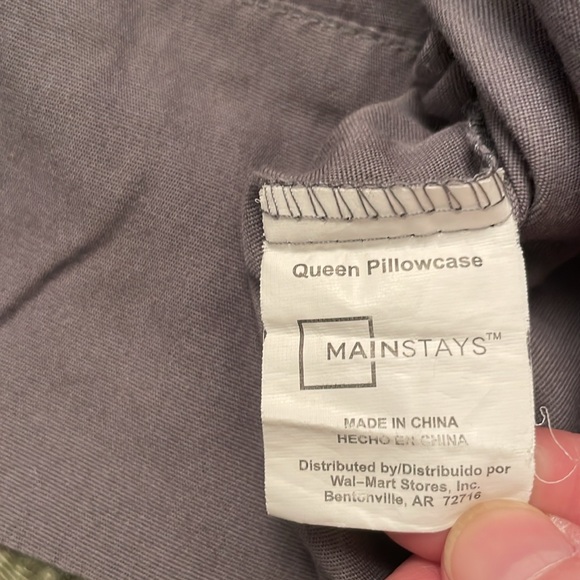 Mainstays Set of 2 Queen Pillowcases Gray Lightly Used - Picture 6 of 8